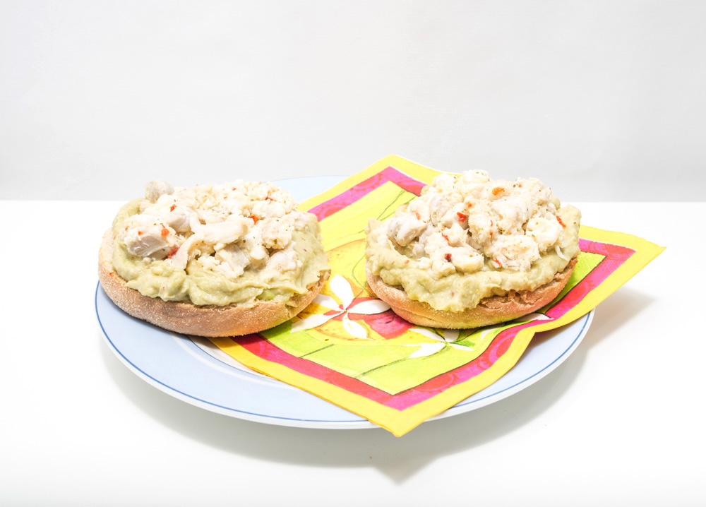 English muffin/ guacamole/ ceviche de poisson